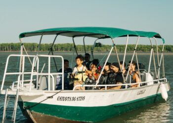 Experiência de imersão na natureza já começa no transfer de barco que leva até o vilarejo - Foto: Christian Mídia