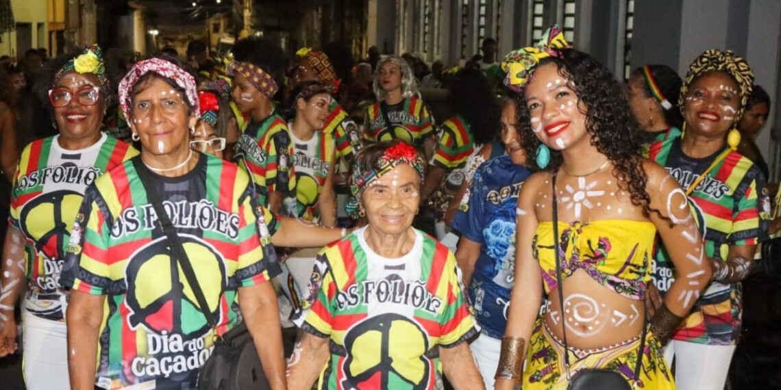 Agremiação do Centro de São LuÃs prepara um cortejo multicolorido na Festa do Bloco Os Foliões, O Dia do Caçador - Foto: Divulgação