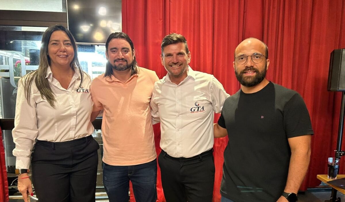 Cintia Rezende, coordenadora comercial da GTA das regiões Norte e Nordeste e Distrito Federal e Luciano Camargo, executivo da GTA, com representantes das agências de viagens maranhenses - Foto: Divulgação