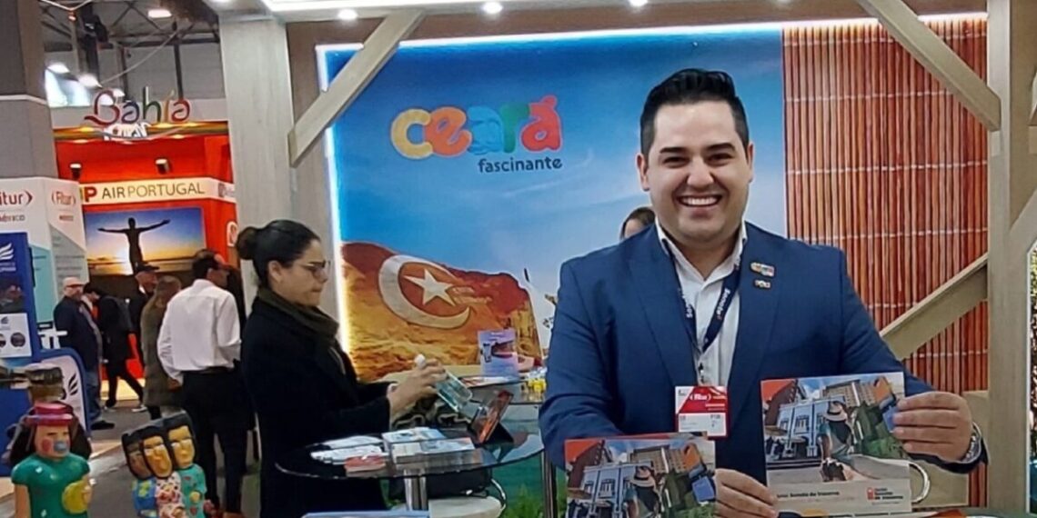 Estande do Ceará na FITUR 2026. No detalhe, o Gerente Comercial do Hotel Sonata de Iracema, Wesley Assis - Foto: Divulgação