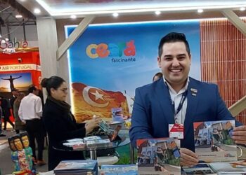 Estande do Ceará na FITUR 2026. No detalhe, o Gerente Comercial do Hotel Sonata de Iracema, Wesley Assis - Foto: Divulgação
