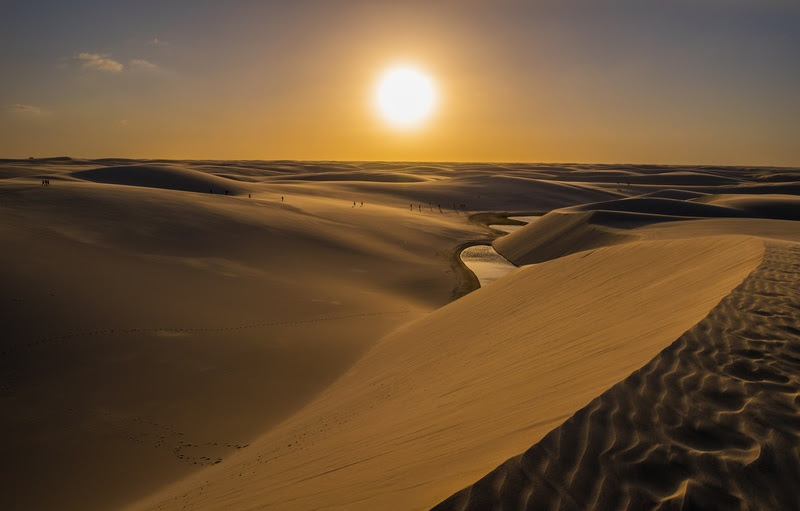 O pôr do sol transforma a paisagem dos Lençóis Maranhenses, criando um espetáculo de luz e sombra nas dunas infinitas - Foto: Divulgação