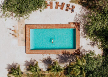 La Ferme de Georges, Atins: design rústico-chic e piscina imersa na vegetação - Foto: Divulgação