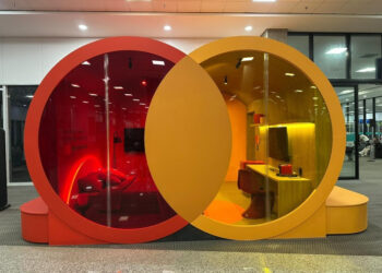 Um 'quarto' privativo tecnológico no formato do logo, com cama, mesa e frigobar, gratuito pra clientes - Foto: Divulgação