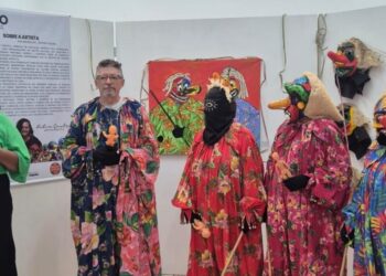Kátia Castro durante abertura da exposição ao lado do diretor da Galeria Trapiche Uimar Júnior e integrantes do Blocão do Fofão - Foto: Divulgação