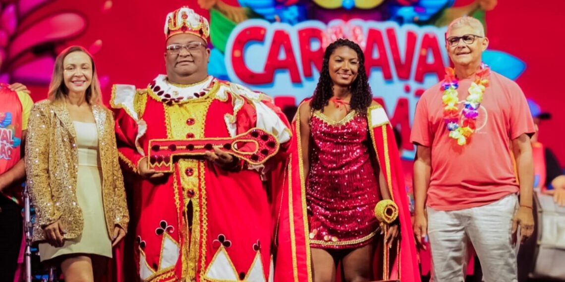 Prefeito Zé Martins e primeira-dama Vânia Martins fazem entrega da chave ao rei e rainha do Carnaval de Bequimão - Foto: A. Garcia