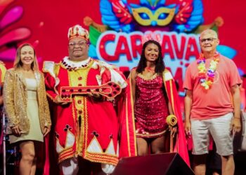 Prefeito Zé Martins e primeira-dama Vânia Martins fazem entrega da chave ao rei e rainha do Carnaval de Bequimão - Foto: A. Garcia