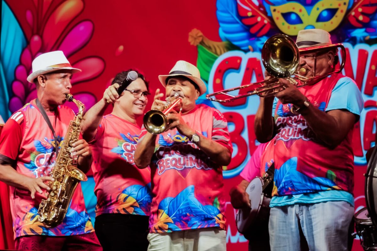 Da terra, Banda Sapo Boi acompanhou o cortejo de abertura do Carnaval de Bequimão - Foto: A. Garcia