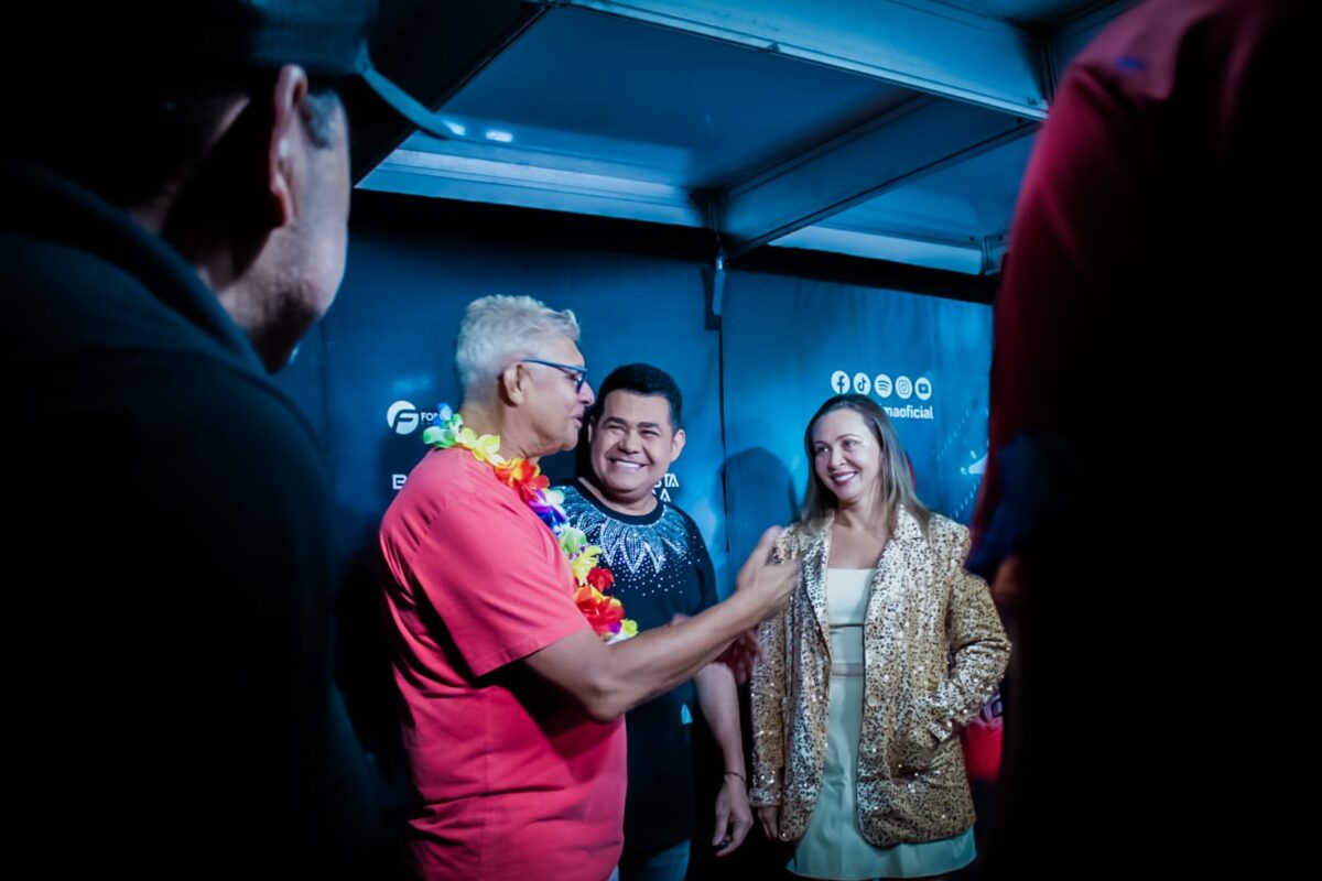 Prefeito Zé Martins e primeira-dama Vânia Martins recebem Batista Lima na primeira noite do carnaval de Bequimão - Foto: A. Garcia
