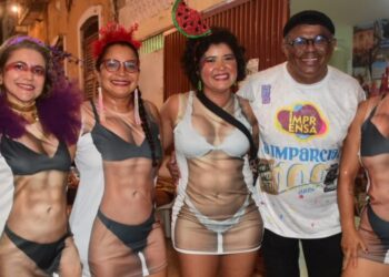 Joel Jacinto ladeado pelas esfuziantes meninas do “Grupo Streptease” - Foto: Paulo Caruá