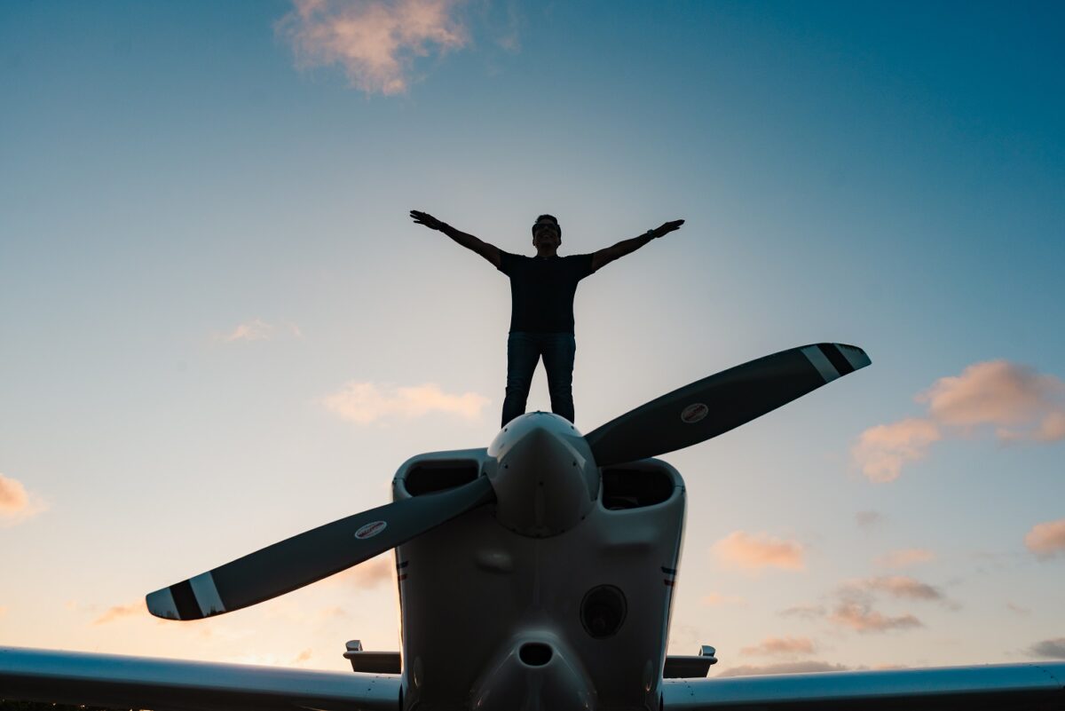 No dia 15 de março de 2026, o administrador Alexandre Frota, conhecido como Alex Bacana, decola de Fortaleza para tentar se tornar o primeiro brasileiro a dar a volta ao mundo solo em aeronave monomotor, cruzando os cinco continentes - Foto: Divulgação