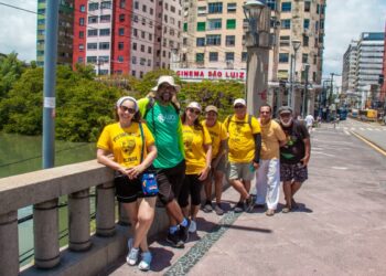 Grupo em city tour em Recife, um passeio pela história da intitulada “Veneza Brasileira - Foto: Divulgação