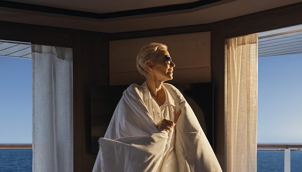 Com direção do premiado Jonas Lindstroem, o projeto posiciona a marca como um hotel cinco estrelas flutuante e um resort boutique móvel, unindo a filosofia Ocean State of Mind à elegância do design europeu inspirado em iates privados - Foto: Divulgação