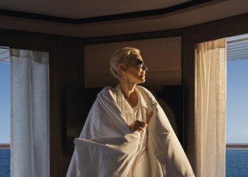 Com direção do premiado Jonas Lindstroem, o projeto posiciona a marca como um hotel cinco estrelas flutuante e um resort boutique móvel, unindo a filosofia Ocean State of Mind à elegância do design europeu inspirado em iates privados - Foto: Divulgação