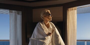 Com direção do premiado Jonas Lindstroem, o projeto posiciona a marca como um hotel cinco estrelas flutuante e um resort boutique móvel, unindo a filosofia Ocean State of Mind à elegância do design europeu inspirado em iates privados - Foto: Divulgação