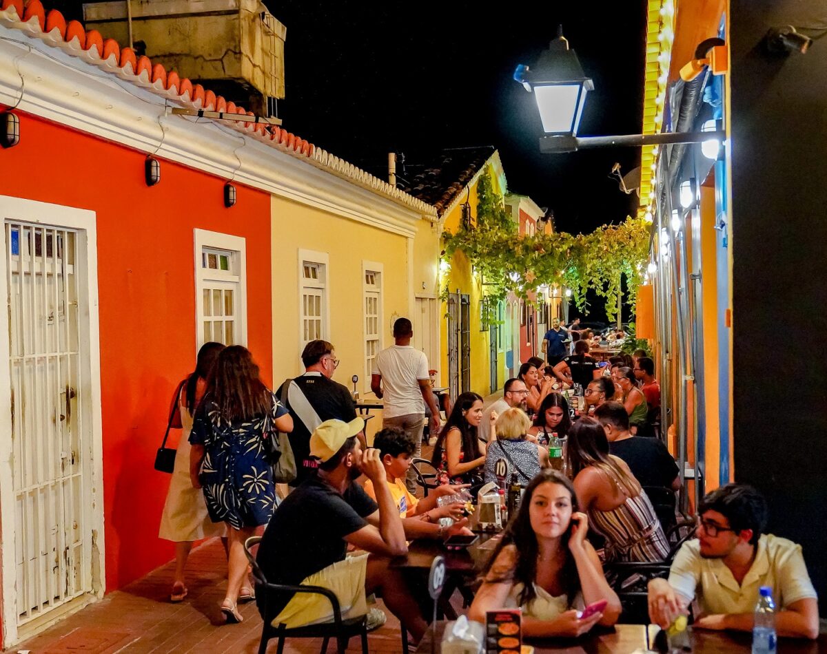 A Passarela da Cultura ressalta a vida noturna animada da cidade - Foto: Divulgação/Pref. Porto Seguro