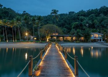 A Villa Bom Jardim é uma propriedade à beira-mar localizada em uma ilha privada, a cerca de 15 minutos de barco do centro de Paraty - Foto: Divulgação
