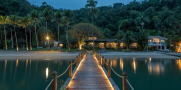 A Villa Bom Jardim é uma propriedade à beira-mar localizada em uma ilha privada, a cerca de 15 minutos de barco do centro de Paraty - Foto: Divulgação