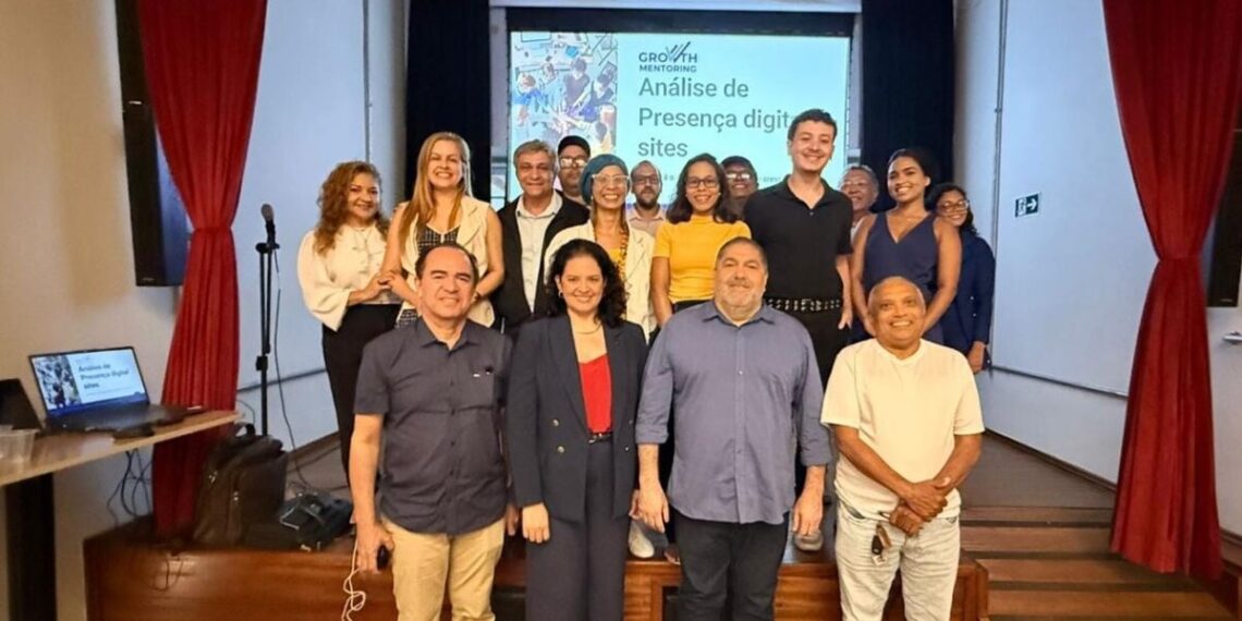 Com estande próprio, entidade vai promover entrevistas, networking, captação de novos associados e homenagens a veículos tradicionais da imprensa maranhense A seccional maranhense da Associação Brasileira de Jornalistas de Turismo (Abrajet) tem presença confirmada na primeira edição da Expoturismo, que será realizada pela Secretaria de Estado do Turismo (Setur-MA) nos dias 12 a 14 de março, no Centro de Promoção do Artesanato Maranhense (Ceprama). Com estande no evento, em funcionamento das 8h às 20h, a entidade reafirma seu papel como pilar estratégico para a comunicação especializada e o desenvolvimento do turismo maranhense. Para o presidente da Abrajet/MA, o jornalista Gutemberg Bogéa, o momento é de união institucional. “Queremos agregar valor junto às instituições que encampam o turismo no estado. Nossa prioridade é unir o setor para que ele caminhe com mais força. Por isso, é importante que a entidade se mobilize para estar presente em eventos como este, que são fundamentais para o desenvolvimento da cadeia produtiva do turismo e para a integração de todos os atores do segmento”, ressalta. Espaço de diálogo e memória O estande da Abrajet será um ponto de convergência para autoridades, empresários e personalidades do setor, contando com um estúdio exclusivo para entrevistas e geração de conteúdo em tempo real. O material gráfico do espaço também dará visibilidade às organizações às quais os associados da entidade são vinculados, fortalecendo a rede de parceiros locais. Além da cobertura jornalística, o espaço será palco de celebrações históricas. A Abrajet prestará homenagens especiais aos jornais O Imparcial e Jornal Pequeno, que completam, respectivamente, 100 e 75 anos de fundação em maio deste ano. A iniciativa reconhece o legado desses veículos na construção da identidade maranhense e na divulgação das potencialidades do Maranhão ao longo das décadas. Fortalecimento do jornalismo profissional O estande também servirá como base para o fortalecimento da categoria. Durante o evento, jornalistas que possuem registro profissional e diploma, além de atuação comprovada na área, poderão conhecer o trabalho da Abrajet e preencher a ficha cadastral para filiação. O movimento faz parte da preparação para a eleição da nova diretoria da entidade, que ocorrerá em breve, e busca consolidar a associação como uma instituição técnica e representativa. “Não se faz turismo sem uma comunicação séria e comprometida. Por isso, o foco da Abrajet é valorizar o jornalismo profissional para alavancar o turismo. Seguimos de portas abertas para novos associados que preencham os requisitos necessários e desejem elevar o nível da nossa divulgação turística, sejam eles jornalistas de redação ou assessores de comunicação e de imprensa”, destaca Bogéa.
