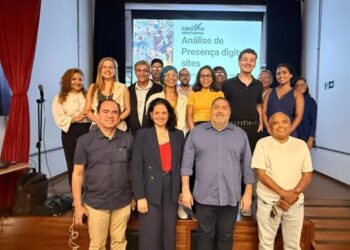 Com estande próprio, entidade vai promover entrevistas, networking, captação de novos associados e homenagens a veículos tradicionais da imprensa maranhense A seccional maranhense da Associação Brasileira de Jornalistas de Turismo (Abrajet) tem presença confirmada na primeira edição da Expoturismo, que será realizada pela Secretaria de Estado do Turismo (Setur-MA) nos dias 12 a 14 de março, no Centro de Promoção do Artesanato Maranhense (Ceprama). Com estande no evento, em funcionamento das 8h às 20h, a entidade reafirma seu papel como pilar estratégico para a comunicação especializada e o desenvolvimento do turismo maranhense. Para o presidente da Abrajet/MA, o jornalista Gutemberg Bogéa, o momento é de união institucional. “Queremos agregar valor junto às instituições que encampam o turismo no estado. Nossa prioridade é unir o setor para que ele caminhe com mais força. Por isso, é importante que a entidade se mobilize para estar presente em eventos como este, que são fundamentais para o desenvolvimento da cadeia produtiva do turismo e para a integração de todos os atores do segmento”, ressalta. Espaço de diálogo e memória O estande da Abrajet será um ponto de convergência para autoridades, empresários e personalidades do setor, contando com um estúdio exclusivo para entrevistas e geração de conteúdo em tempo real. O material gráfico do espaço também dará visibilidade às organizações às quais os associados da entidade são vinculados, fortalecendo a rede de parceiros locais. Além da cobertura jornalística, o espaço será palco de celebrações históricas. A Abrajet prestará homenagens especiais aos jornais O Imparcial e Jornal Pequeno, que completam, respectivamente, 100 e 75 anos de fundação em maio deste ano. A iniciativa reconhece o legado desses veículos na construção da identidade maranhense e na divulgação das potencialidades do Maranhão ao longo das décadas. Fortalecimento do jornalismo profissional O estande também servirá como base para o fortalecimento da categoria. Durante o evento, jornalistas que possuem registro profissional e diploma, além de atuação comprovada na área, poderão conhecer o trabalho da Abrajet e preencher a ficha cadastral para filiação. O movimento faz parte da preparação para a eleição da nova diretoria da entidade, que ocorrerá em breve, e busca consolidar a associação como uma instituição técnica e representativa. “Não se faz turismo sem uma comunicação séria e comprometida. Por isso, o foco da Abrajet é valorizar o jornalismo profissional para alavancar o turismo. Seguimos de portas abertas para novos associados que preencham os requisitos necessários e desejem elevar o nível da nossa divulgação turística, sejam eles jornalistas de redação ou assessores de comunicação e de imprensa”, destaca Bogéa.