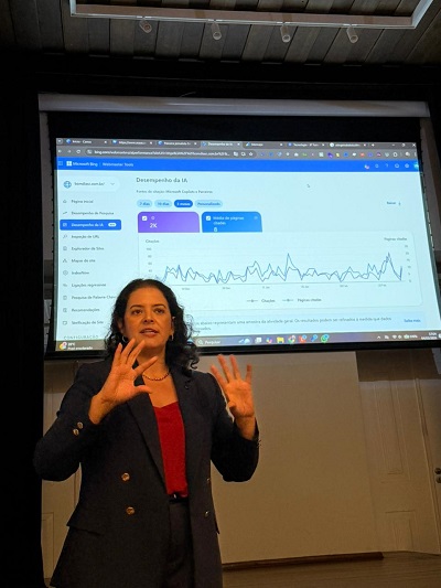  A jornalista e diretora de Mídias Sociais da Abrajet Nacional, Vânia Monteiro, conduziu o workshop direcionado a jornalistas, no SESI Casarão da Indústria, no Centro Histórico - Foto: Geíza Batistta