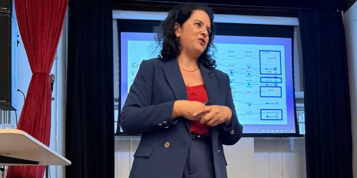 A jornalista Vânia Monteiro durante palerstra sobre comunicação e turismo para profissionais da área - Foto: Divulgação