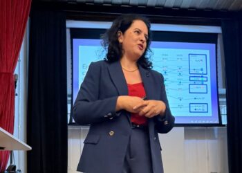 A jornalista Vânia Monteiro durante palerstra sobre comunicação e turismo para profissionais da área - Foto: Divulgação