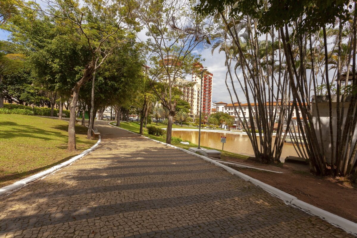 Praca Adhemar de Barros, um passeio obrigatória para sentir a atmosfera da cidade - Foto: Tacio Philip Sansonovski