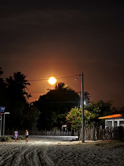 Com a nova sinalização das trilhas entre os povoados Bar da Hora e Mandacaru, o percurso para um dos maiores atrativos dos Lençóis Maranhenses, o Farol Preguiças, se torna mais seguro, intuitivo e organizado - Foto: Divulgação