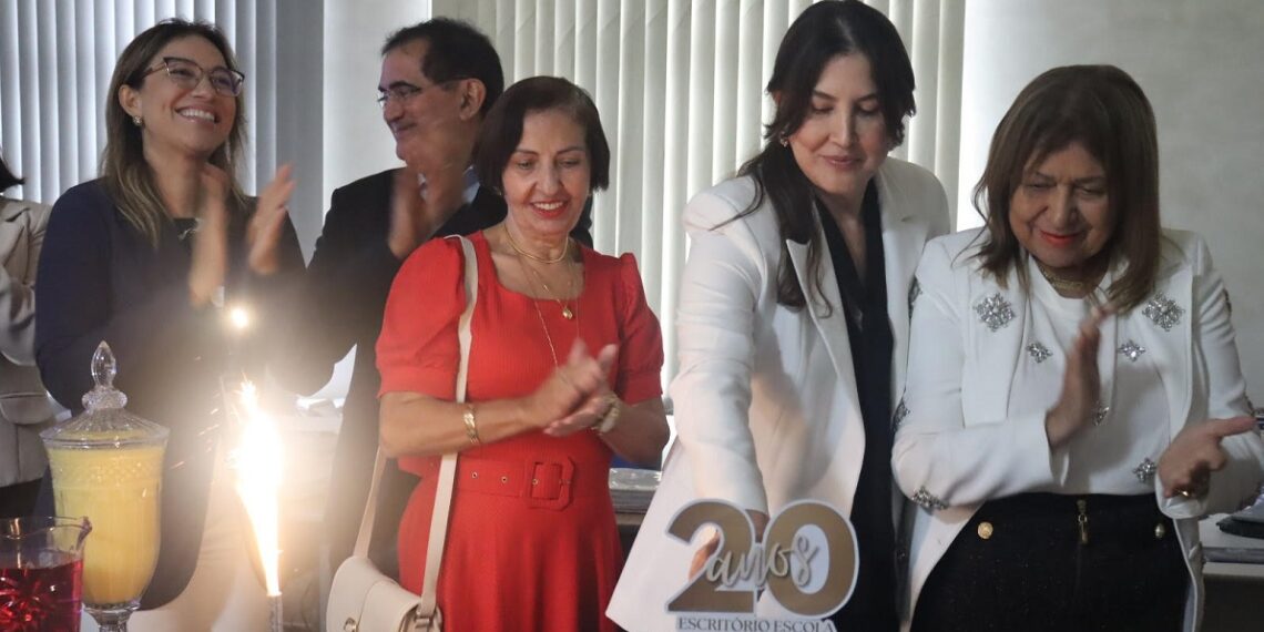 A Profa. Ma. Roseane Lustosa de Santana Lira - Pró-Reitora Acadêmica; Vanderlaan Rolim, Diretor Executivo da APAE; Arionildes da Silva e Silva, Presidente da APAE; Profa. Maria Conceição Lima Melo Rolim, Reitora do CEST e Dra. Joana Damasceno Pinto Lima, Coordenadora do Escritório Escola - Foto: Divulgação