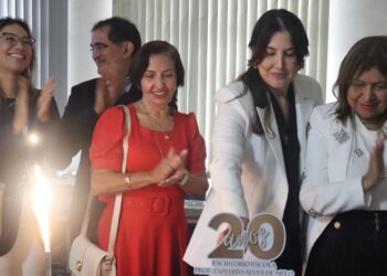 A Profa. Ma. Roseane Lustosa de Santana Lira - Pró-Reitora Acadêmica; Vanderlaan Rolim, Diretor Executivo da APAE; Arionildes da Silva e Silva, Presidente da APAE; Profa. Maria Conceição Lima Melo Rolim, Reitora do CEST e Dra. Joana Damasceno Pinto Lima, Coordenadora do Escritório Escola - Foto: Divulgação
