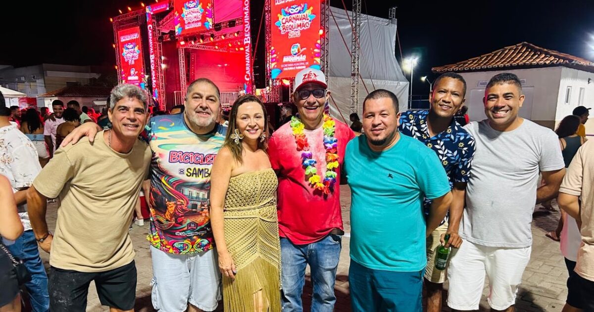 O Prefeito Zé Martins e a Primeira-Dama, Vânia Martins, durante a festa com integrantes da Bicicleta do Samba - Foto: Divulgação
