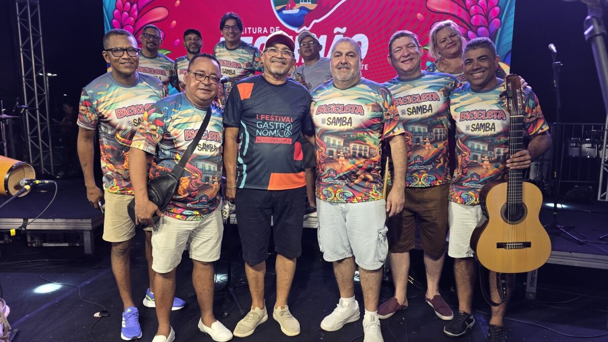 O Secretário Municipal de Governo Zé Orlando, com músicos da Bicicleta do Samba, durante apresentação na Praça Juca Martins - Foto: Divulgação