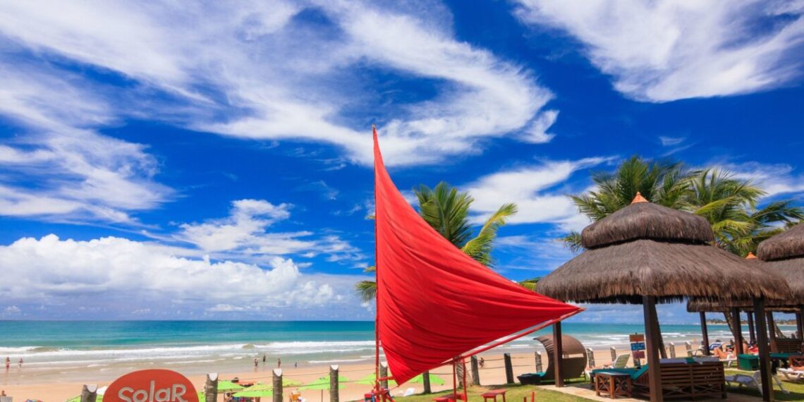 Considerado um dos melhores destinos do Nordeste do Brasil, Porto de Galinhas é um lugar perfeito para quem deseja sair da rotina e descansar na beira do mar - Foto: Divulgação