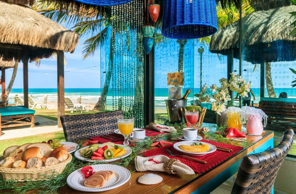 Uma gastronomia de excelência, apresentada com produtos que dão o sabor regional, em uma das mais belas praias brasileiras - Foto: Divulgação 