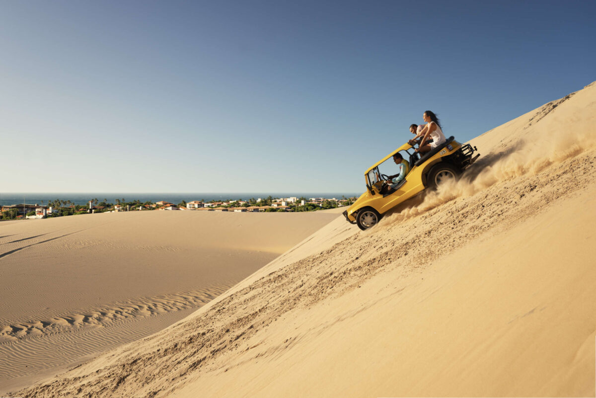 Expansão é acompanhada por crescimento econômico acima da média nacional, puxado pelo turismo e serviços. Na foto, a praia de Cumbuco - Foto: Divulgação 