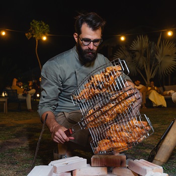 Durante a Noite da Canoa, pescado é preparado ao ar livre por chef do restaurante Okarú - Foto: Christian Mídia