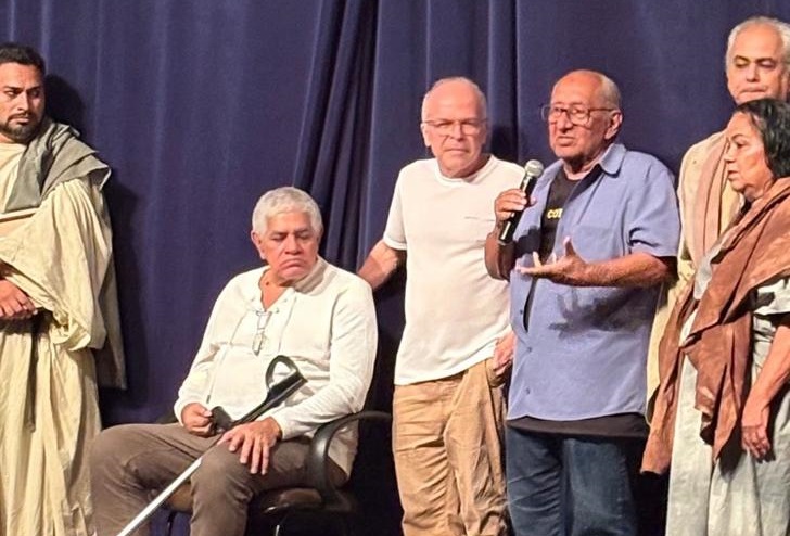 Comandada pelo ator e teatrÃ³logo TÃ¡cito Borralho, ao lado do diretor do Teatro Artur Azevedo, CÃ©sar Boaes, e colegas atores, a emocionante homenagem a Domingos Tourinho, muitas vezes Pilatos - Ascom/Coteatro