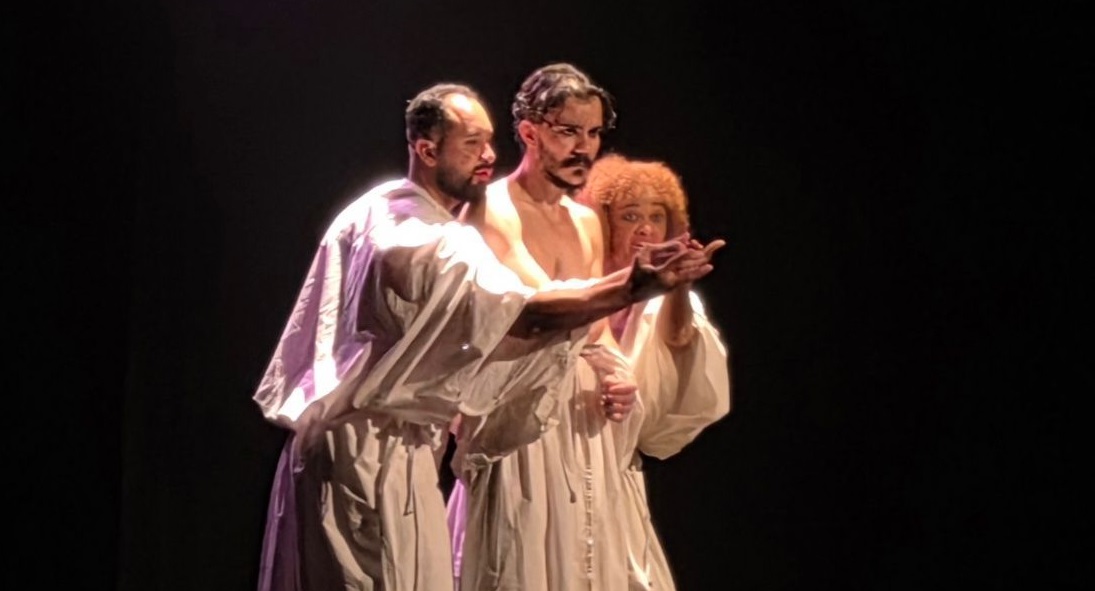 Cena impagÃ¡vel em qualquer palco do universo: Jesus tentado pelos demÃ´nios masculino e feminino, em concepÃ§Ã£o genial da Coteatro - Ascom/Coteatro