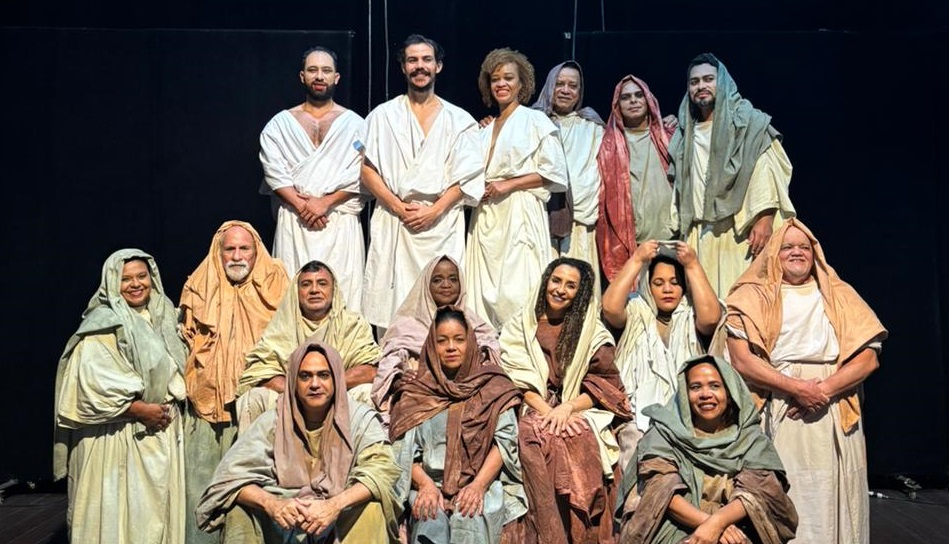 Um elenco com performance  que celebra a festiva RessurreiÃ§Ã£o de Cristo, dentre: Jesus (Aberto Danuzio), Maria (LÃºcia Gato), Pilatos (Raimundo Reis), Pedro (JoÃ£o Bentivi), SatanÃ¡s (masculino e feminino): Bruno Oliveira e Luana Lopes, Judas (James Luozeiro), e JoÃ£o Baptista (Murilo Santos) - Ascom/Coteatro