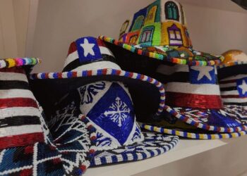 Chapéus bordados à mão refletem a identidade cultural maranhense e se destacam como principal produto das artesãs - Foto: Geíza Batista
