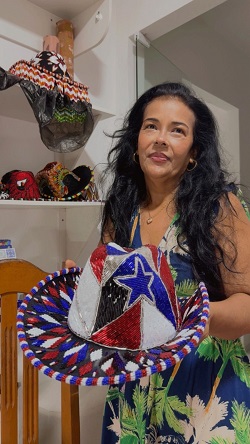 Dayana Bandeira, com um dos modelos que retratam as cores do Estado e as festas juninas maranhenses - Foto: Geíza Batistta