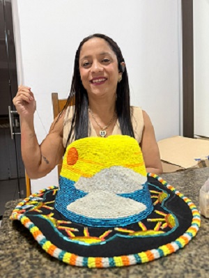 Vanda Bandeira na produção das peças - Foto: Geíza Batistta