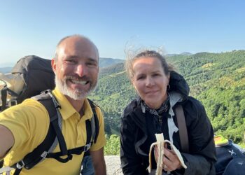Para Mauro e Fabiana Koch, a travessia do Caminho de Compostela foi uma pausa intencional na rotina e um verdadeiro mergulho em si mesmos - Foto: Divulgação