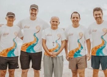 Membros da Comissão Organizadora da I Corrida Corpus Christi: Padre Antônio José, Gustavo Almeida, o arcebispo de São Luís Dom Gilberto Pastana, Kécio Rabelo e Guilherme Palácio - Foto: Divulgação