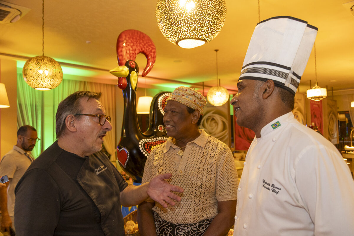 Francisco Ferreira e Clodoaldo Ramos trocam experiências com o chef Rubão, em um encontro entre a culinária portuguesa e os sabores da Amazônia - Foto: João Ramid