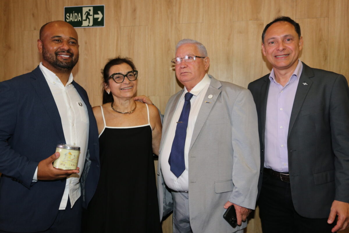 O consultor e palestrante Vinícius Victor ganhou de presente da empresária Ana Luiza Alhadeff uma lata de biscoito da marca Doce Pedaço. Na foto om o Vice – Presidente da Fecomércio Manoel Barbosa e o Diretor do Sebrae – MA Mauro Borralho - Foto: Danielle Vieira