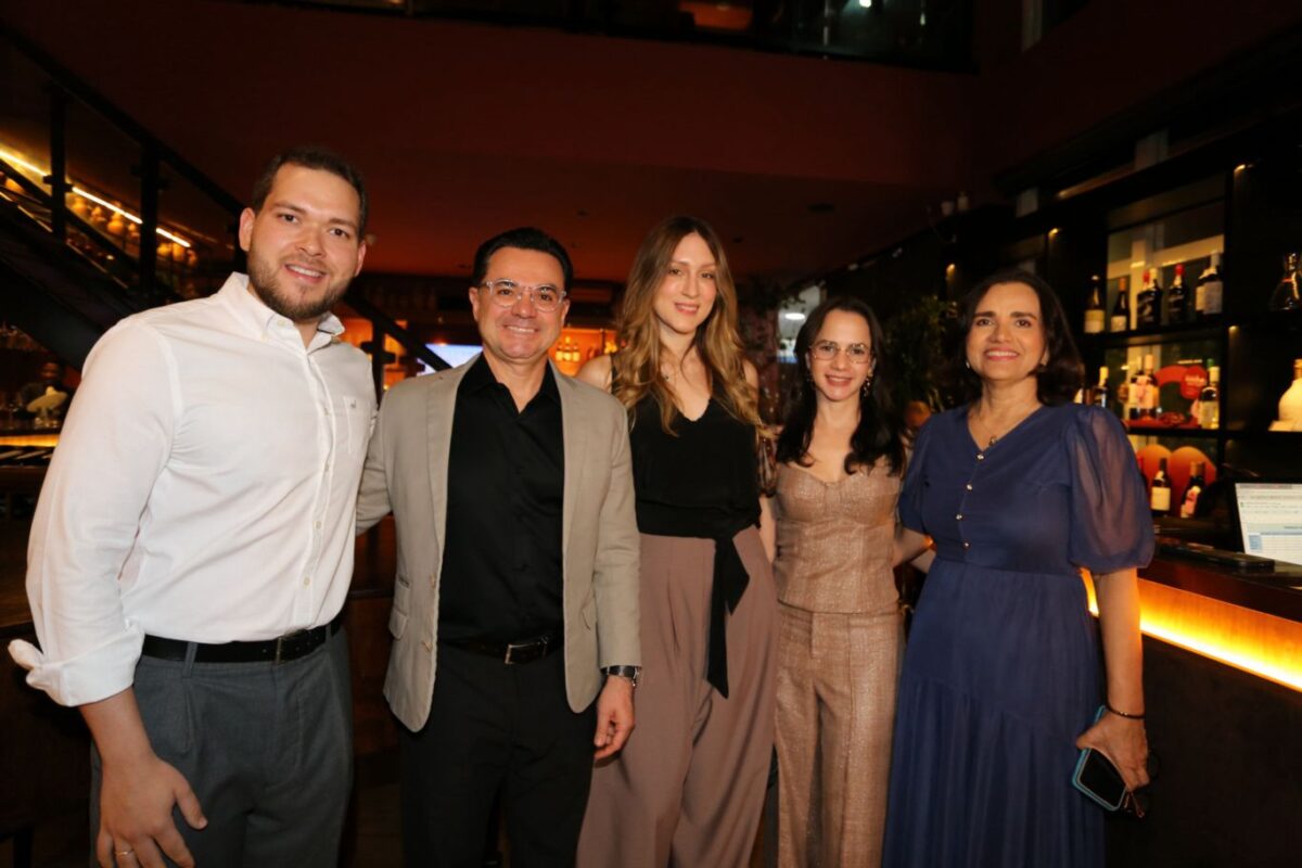 O diretor-presidente do Lacmar Laboratório, Vinícius Braid, com o diretor do Lacmar Patologia,  dr. Gerônimo Jr.,  a dir. adm. do Lacmar,  Rafaella Braid,  a médica patologista Lara Borges,  do Lacmar Patologia,  e a gestora do Lacmar Laboratório,  Susana Viana - Foto: Divulgação