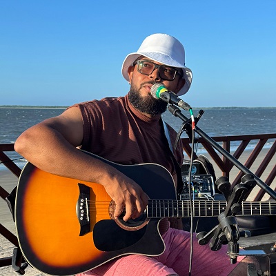O músico Henrick Diamonds é uma das atrações que embalam o sunset do Oiti Beach Resort na Semana Santa - Foto: Edreis Brito