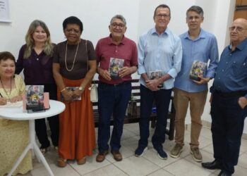 A poetisa e prosadora Dilercy Adler e o jornalista Marcus Saldanha, dentre outros autores, prestigiaram a noite de autógrafos de Wanda Cunha - Foto: Divulgação